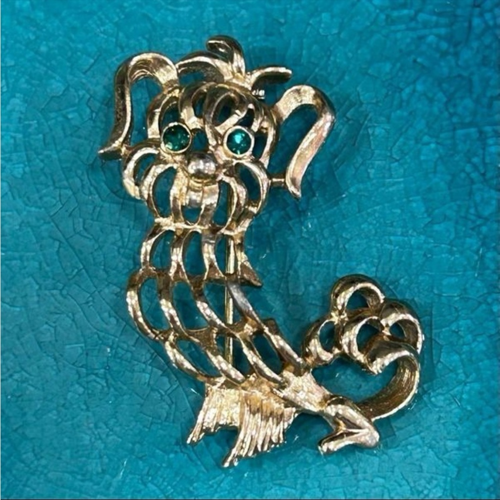 Vtg Avon Pekingese Dog Brooch Pin OS Gold-tone
1972 Openwork Rhinestone Eyes